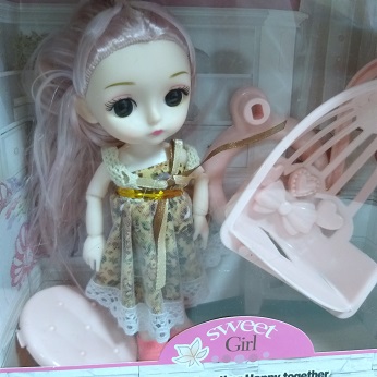 Кукла  в подарочной коробке 